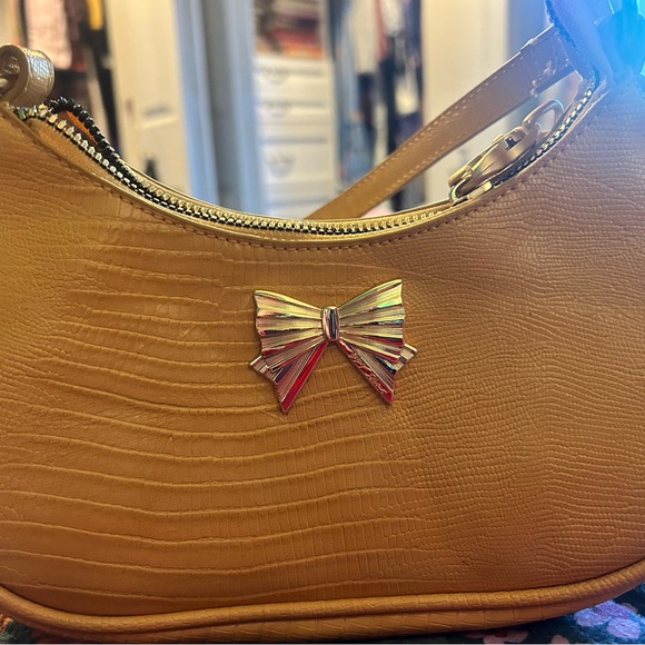 EUC Betsy Johnson Elegant Tan Bow Accent Womens Bag w simply southern accessory - Picture 2 of 7